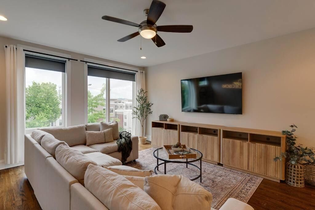 Unforgettable Townhome-close To Broadway-10 Beds!