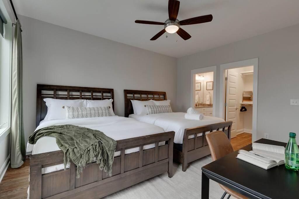 Holiday home Unforgettable Townhome-close To Broadway-10 Beds!