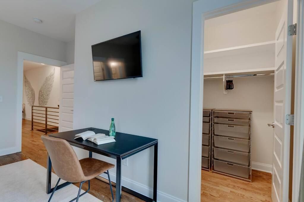 Unforgettable Townhome-close To Broadway-10 Beds!