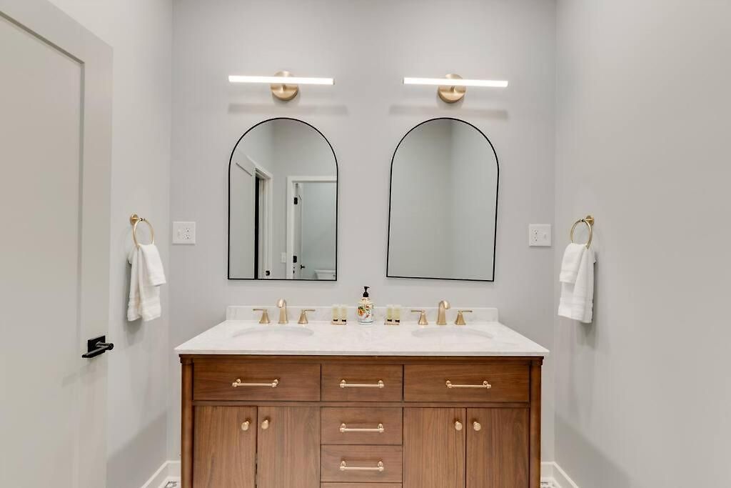 Holiday home 3bd -rooftop Escape- Steps From The Gulch Fun Nashville