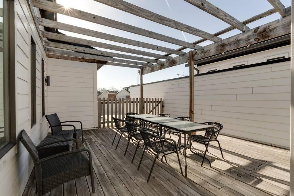 Rooftop Fun, Walk To The Gulch And 12th S Near Broadway Holiday home