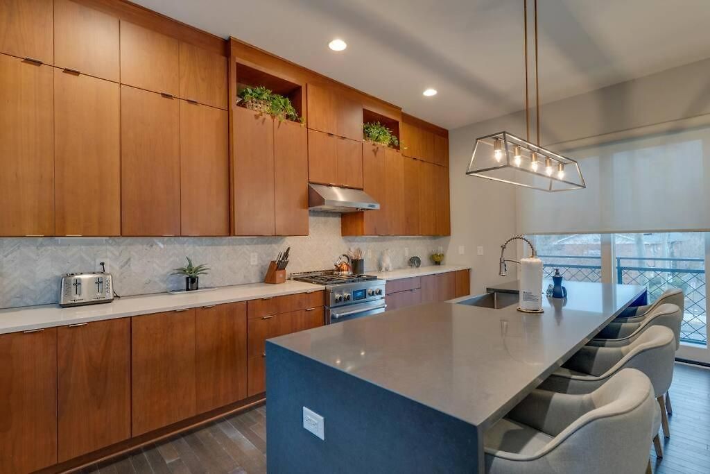 Luxury Townhome! Rooftop-game Room! Near Broadway! Holiday home