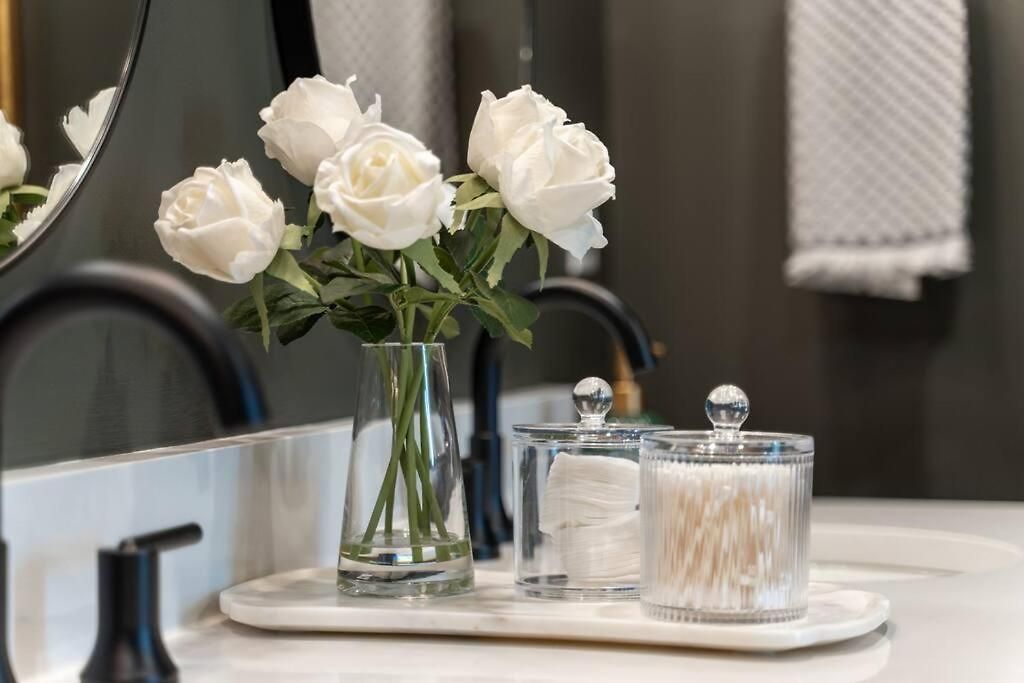 Apartment Luxury Balcony Retreat • Near Broadway Nashville