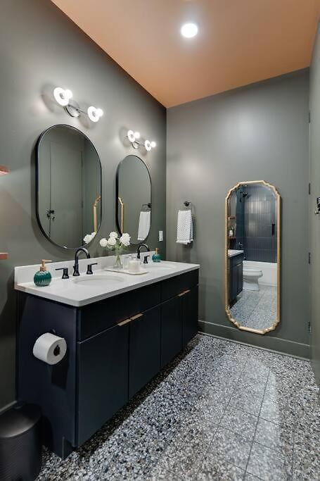 Luxury Balcony Retreat • Near Broadway