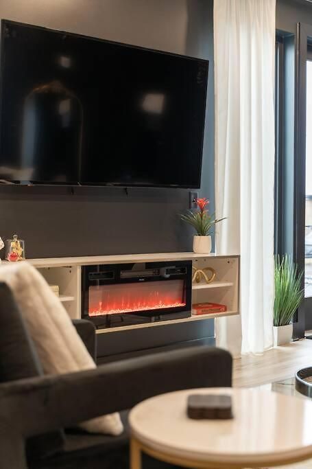 Luxury Balcony Retreat • Near Broadway Apartment