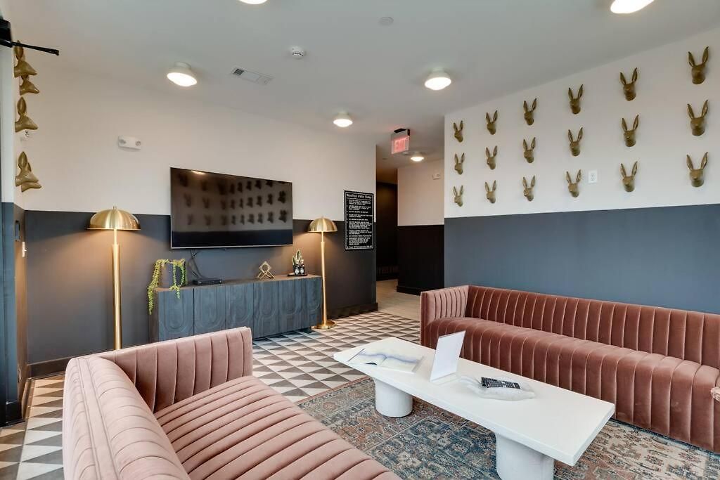 Luxury Balcony Retreat • Near Broadway Apartment *