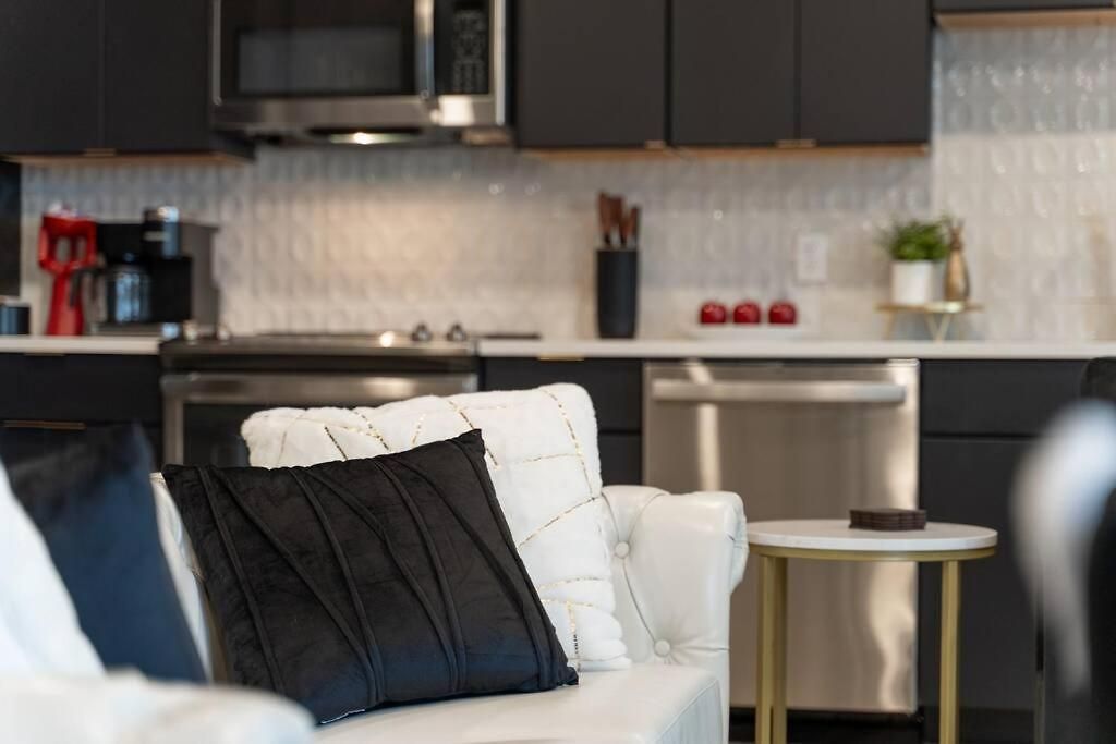 Luxury Balcony Retreat • Near Broadway Apartment