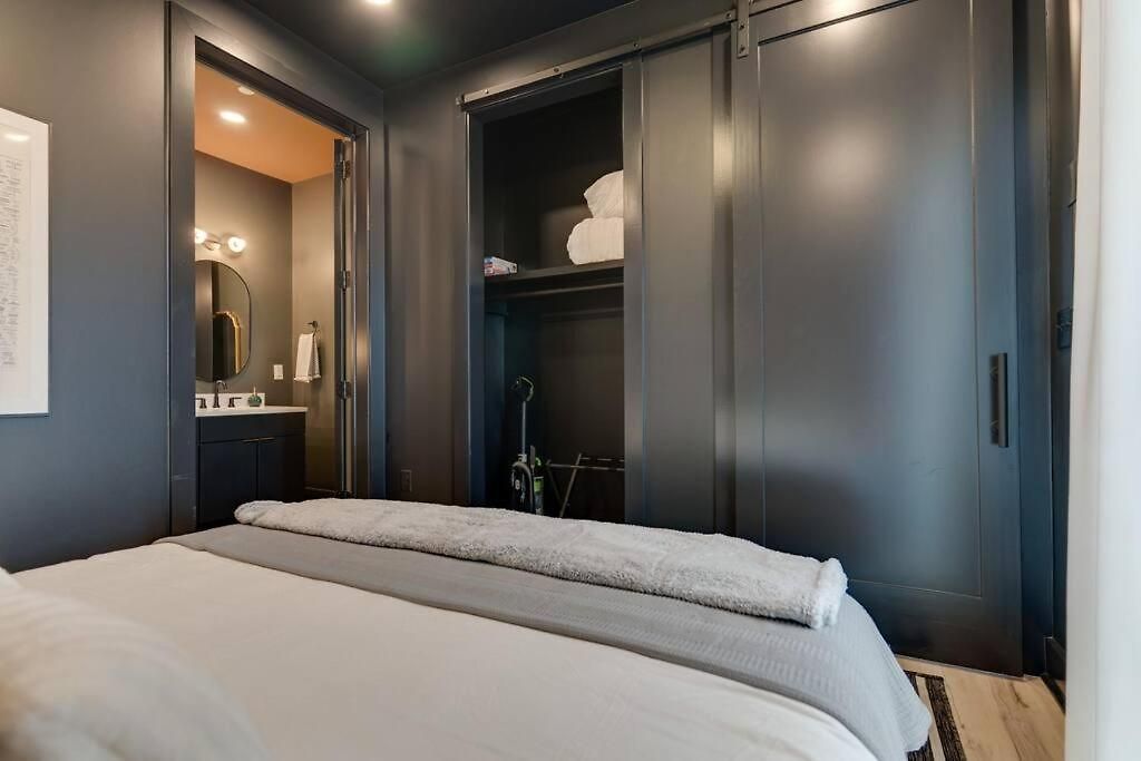 Luxury Balcony Retreat • Near Broadway Apartment