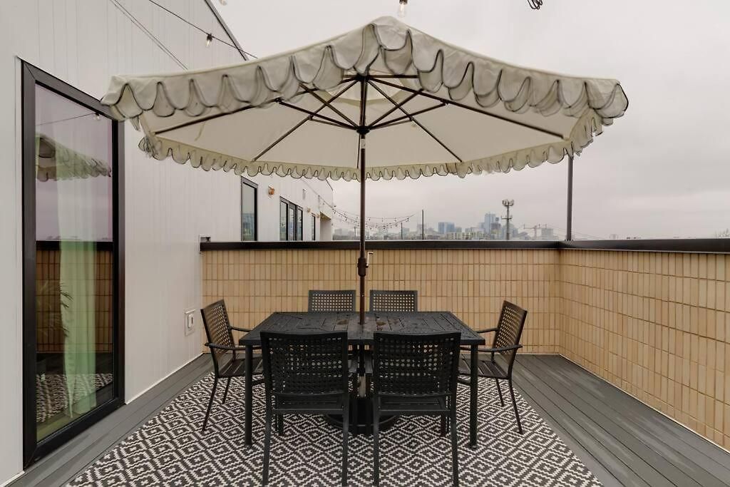 Apartment Luxury Balcony Retreat • Near Broadway *