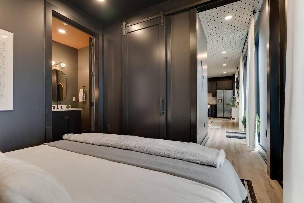 Apartment Luxury Balcony Retreat • Near Broadway *
