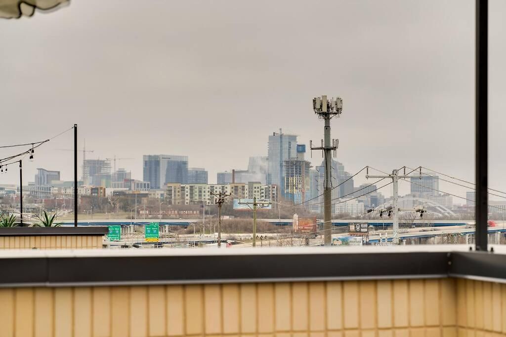 Apartment Luxury Balcony Retreat • Near Broadway