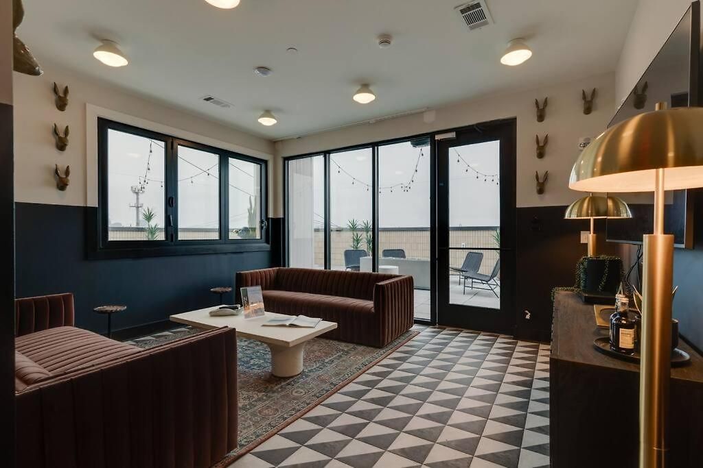 Luxury Balcony Retreat • Near Broadway Apartment *