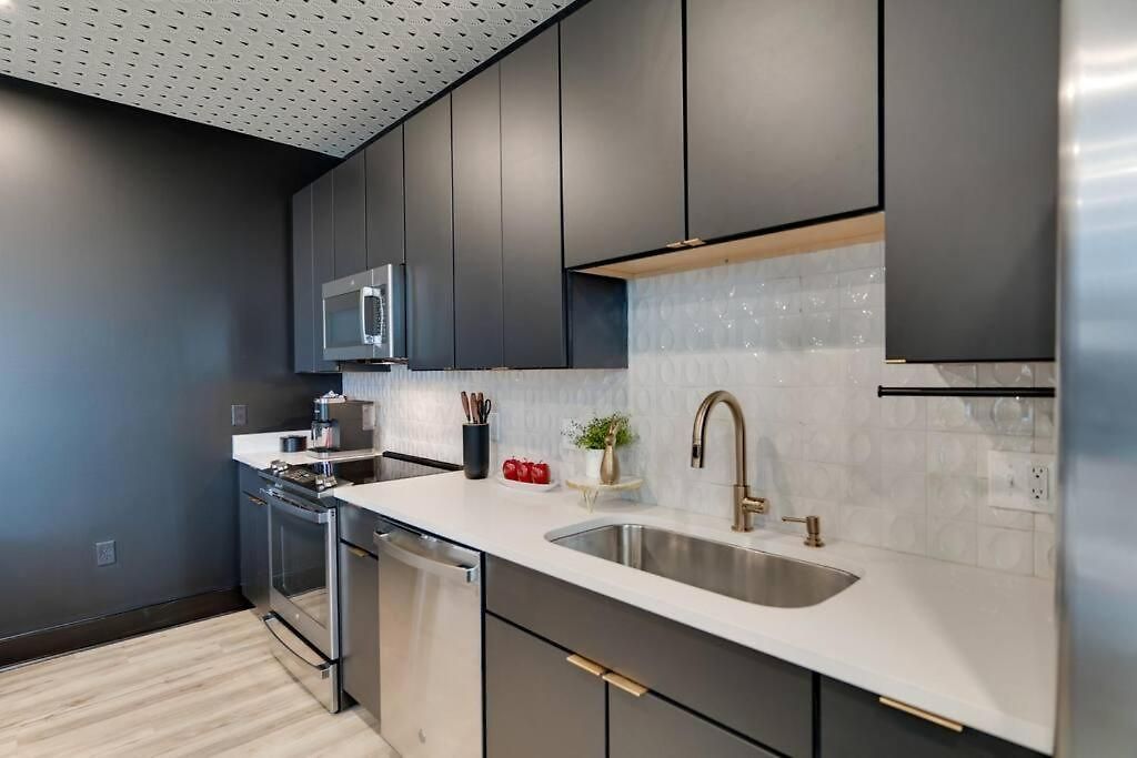 Luxury Balcony Retreat • Near Broadway Apartment Nashville