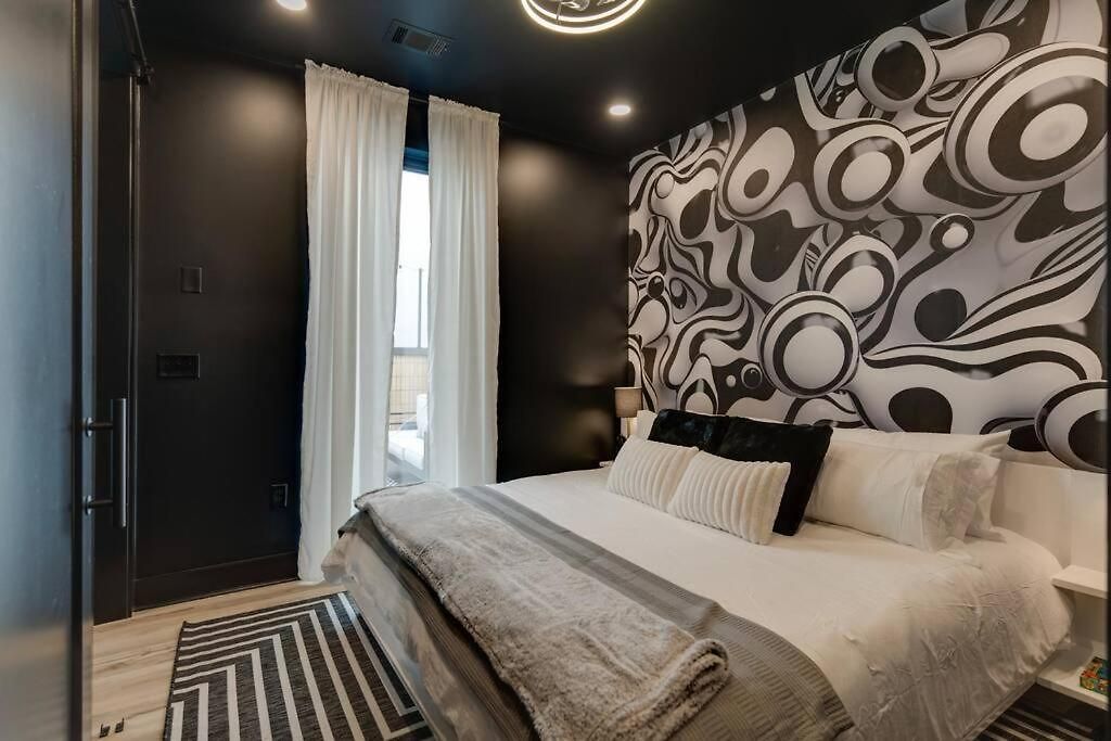 Luxury Balcony Retreat • Near Broadway Nashville