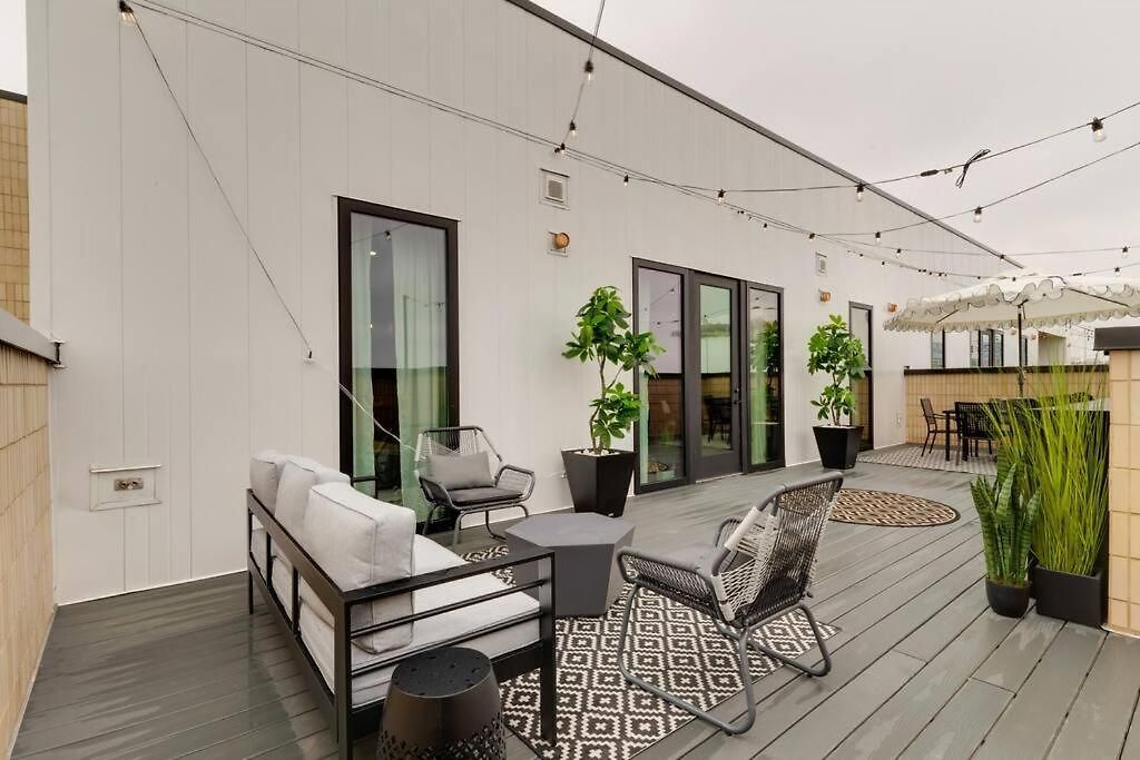 Luxury Balcony Retreat • Near Broadway Apartment
