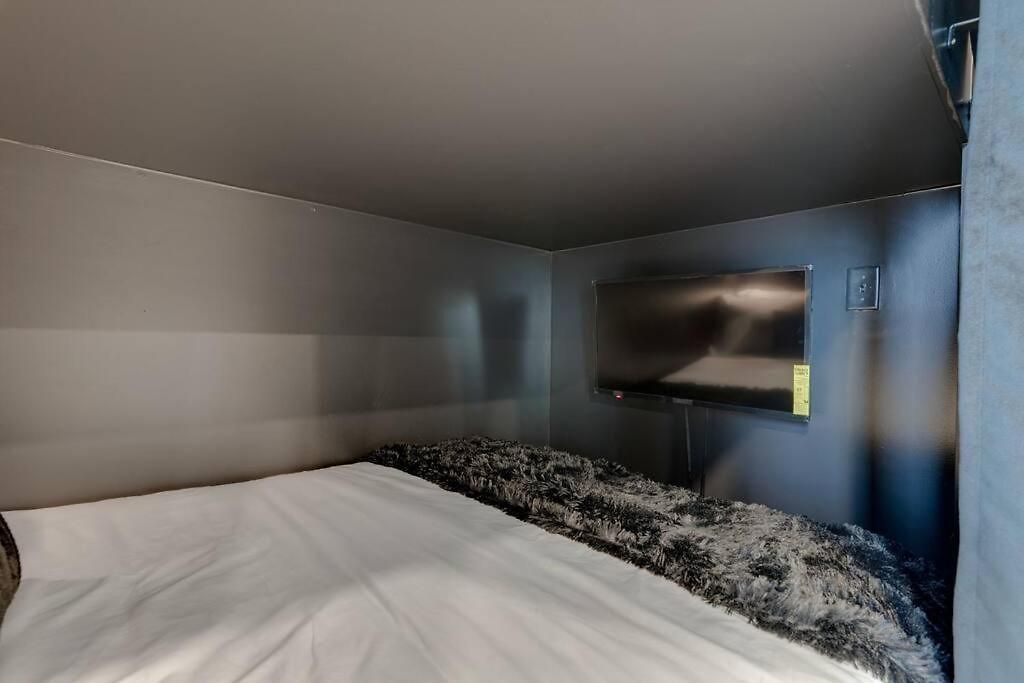 Apartment Luxury Balcony Retreat • Near Broadway