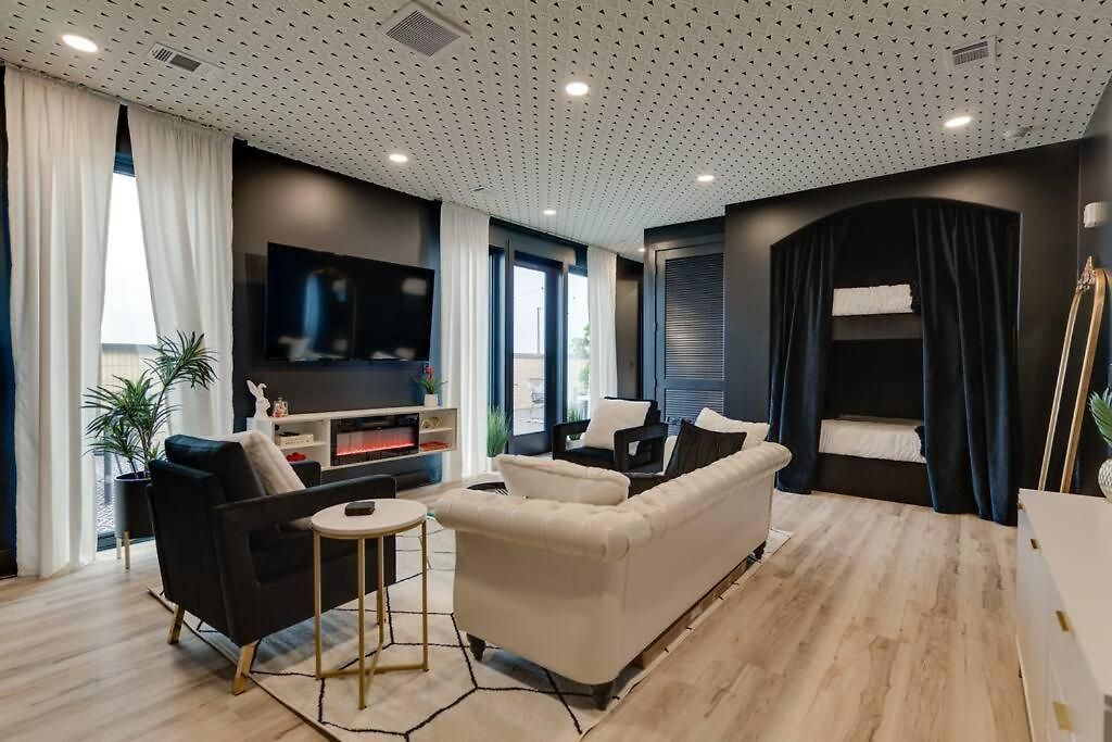 Luxury Balcony Retreat • Near Broadway Apartment *