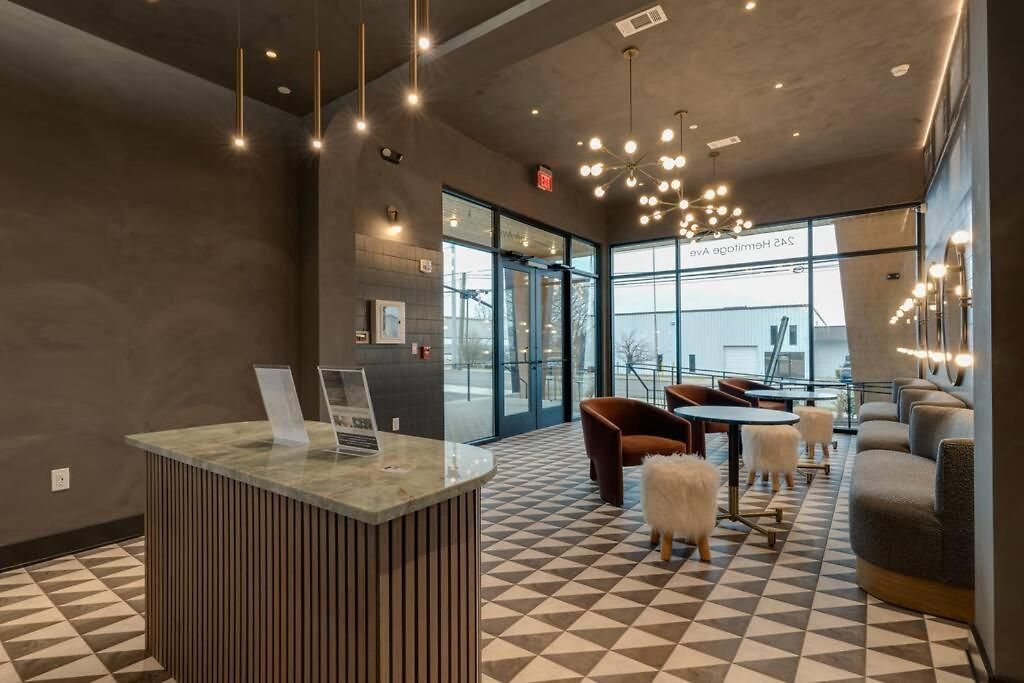 Apartment Luxury Balcony Retreat • Near Broadway