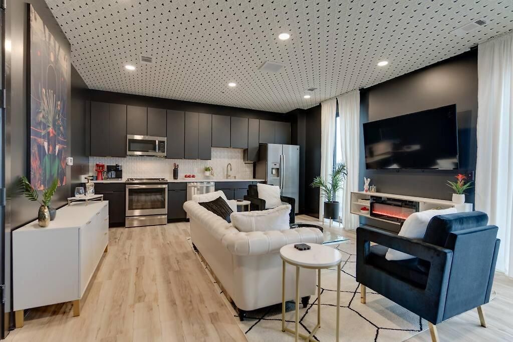 Luxury Balcony Retreat • Near Broadway Apartment *