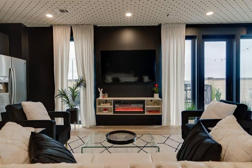 Luxury Balcony Retreat • Near Broadway Apartment Nashville