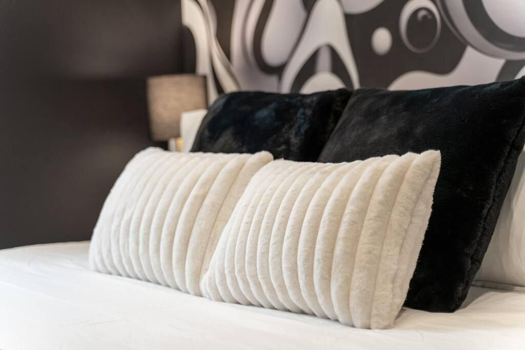 Apartment Luxury Balcony Retreat • Near Broadway Nashville