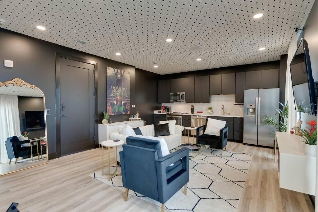 Luxury Balcony Retreat • Near Broadway Apartment *