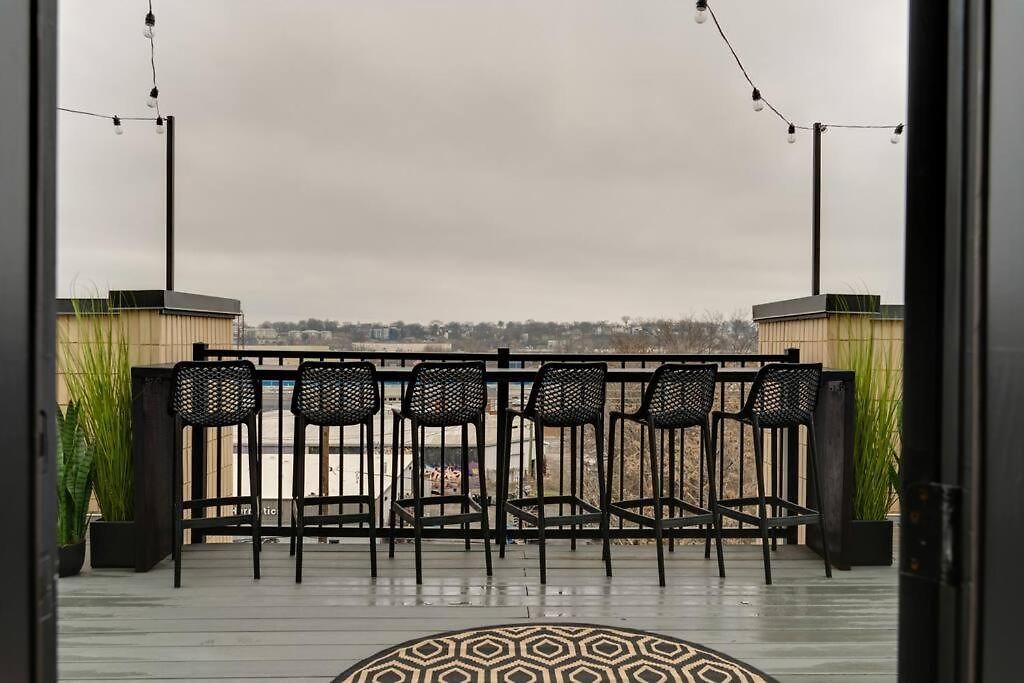 Luxury Balcony Retreat • Near Broadway Nashville