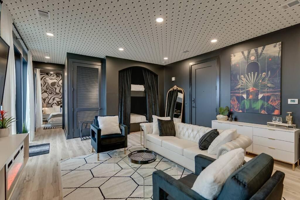 Luxury Balcony Retreat • Near Broadway Nashville