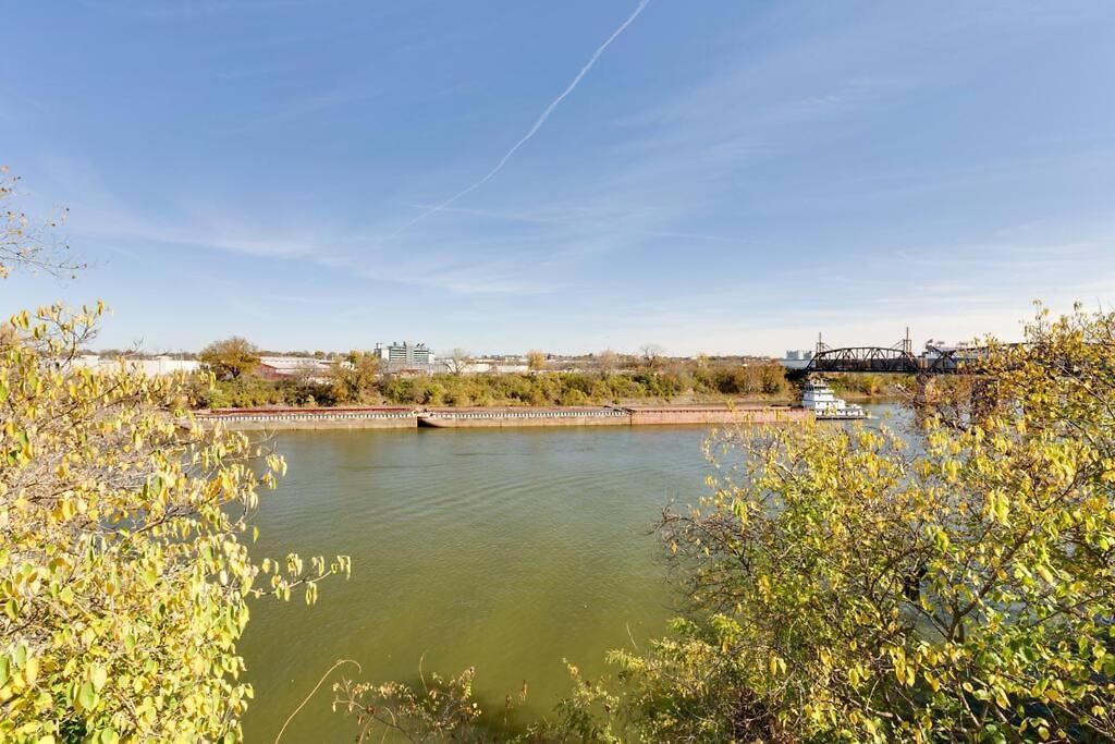 Splash & Explore Riverfront Near Broadway * Nashville