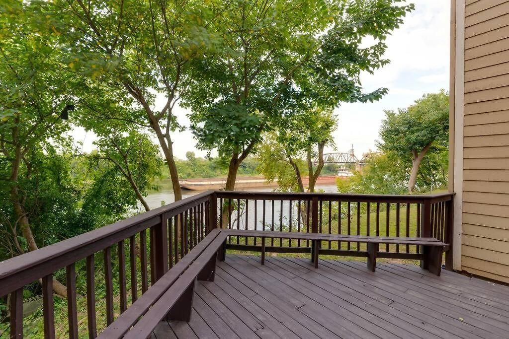 Splash & Explore Riverfront Near Broadway Nashville