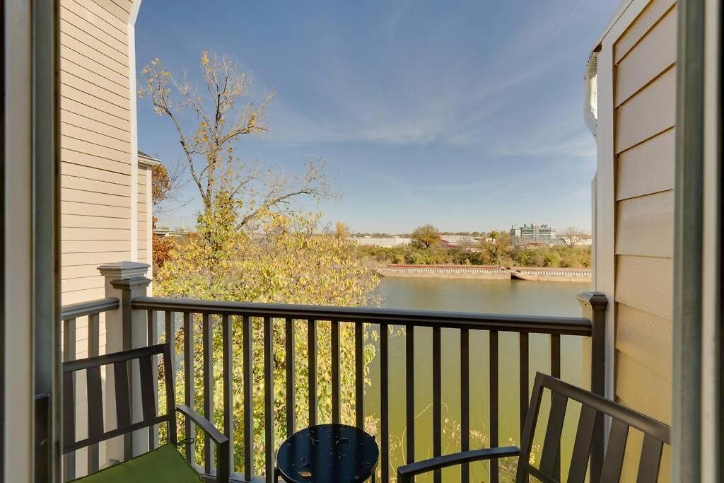 Splash & Explore Riverfront Near Broadway Nashville