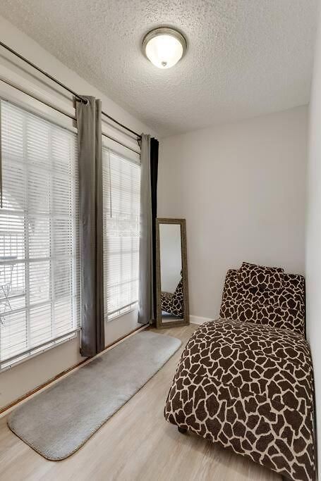 Lovely 2 Bdr With Balcony 2m To Broadway *