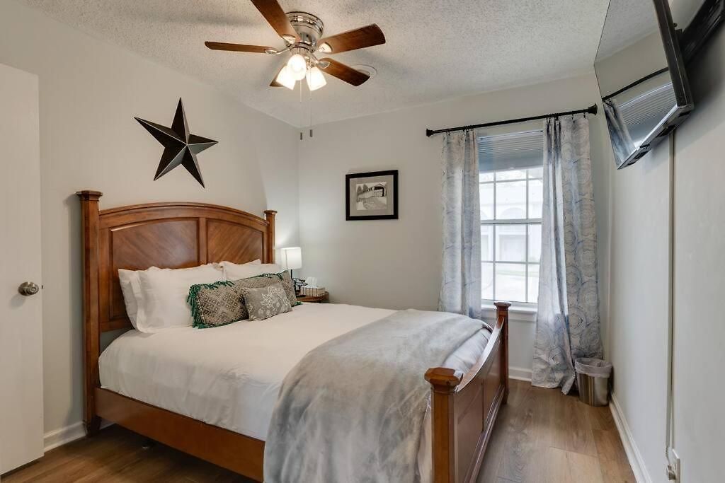 Beautiful 3 Bedroom- Free Parking 2m To Broadway Apartment Nashville