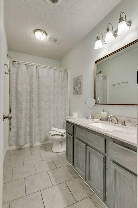 Beautiful 3 Bedroom- Free Parking 2m To Broadway Apartment