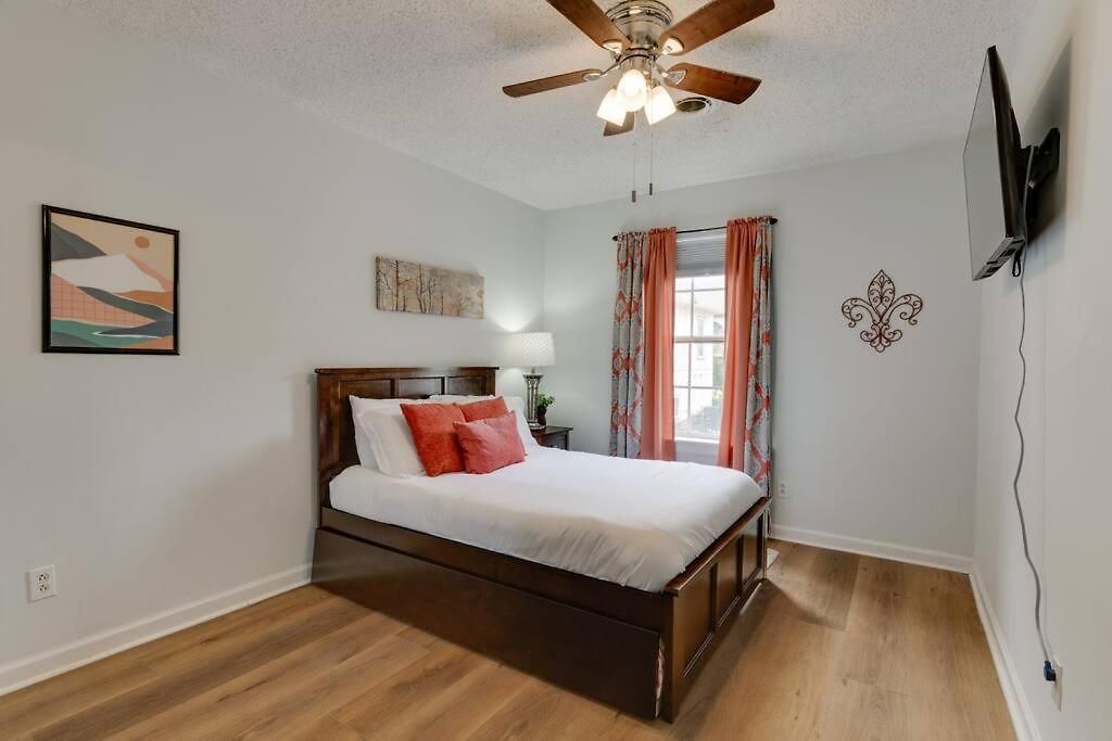 Beautiful 3 Bedroom- Free Parking 2m To Broadway