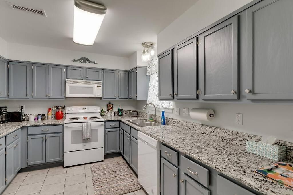 Beautiful 3 Bedroom- Free Parking 2m To Broadway