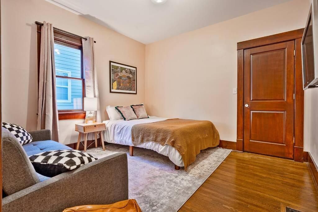 Bright In Hip East Walk To 5 Points - Only 2 Miles To Downtown