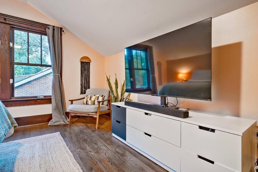 Holiday home Bright In Hip East Walk To 5 Points - Only 2 Miles To Downtown