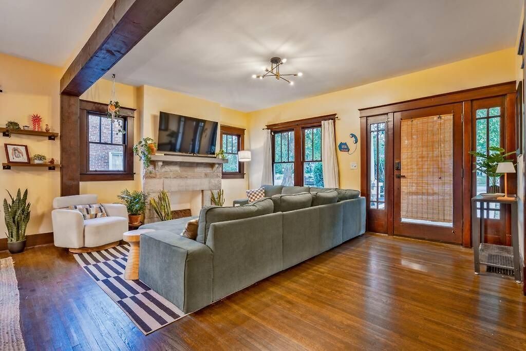 Holiday home Bright In Hip East Walk To 5 Points - Only 2 Miles To Downtown *