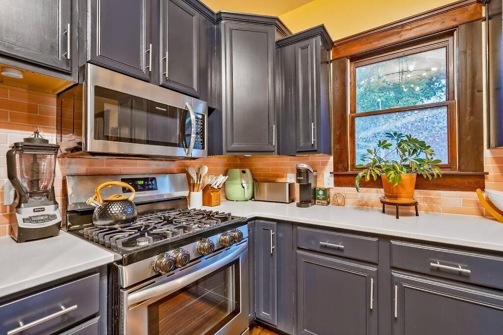 Bright In Hip East Walk To 5 Points - Only 2 Miles To Downtown Holiday home Nashville