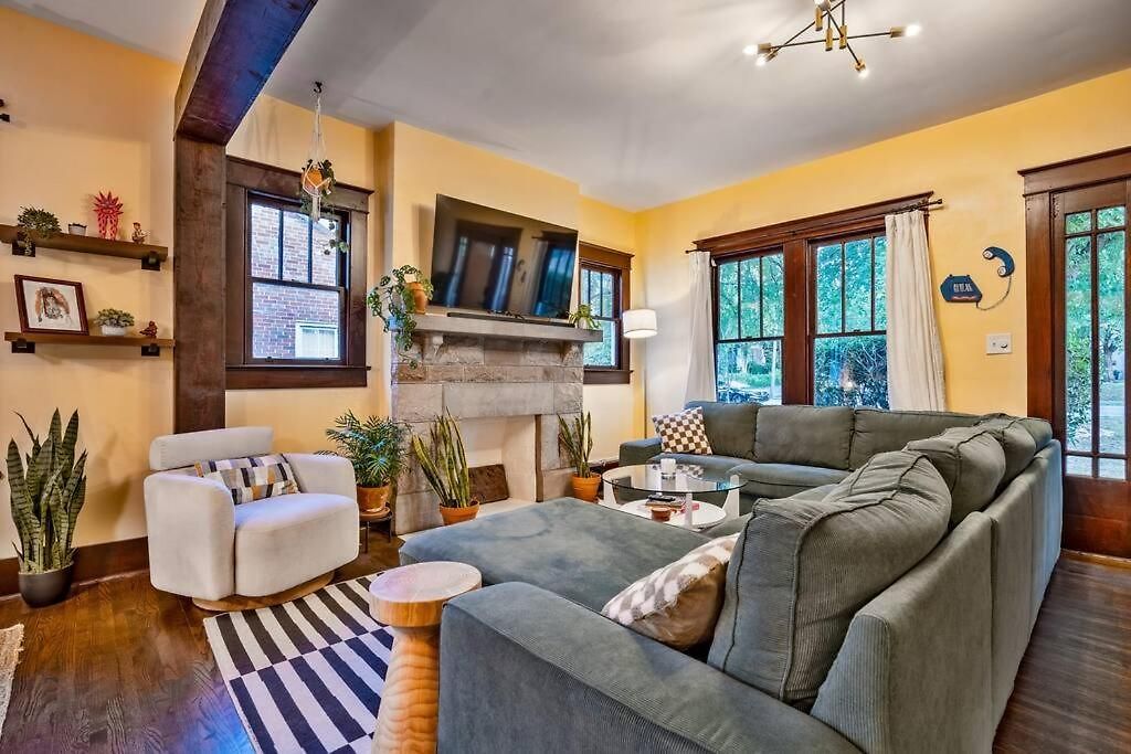 Holiday home Bright In Hip East Walk To 5 Points - Only 2 Miles To Downtown