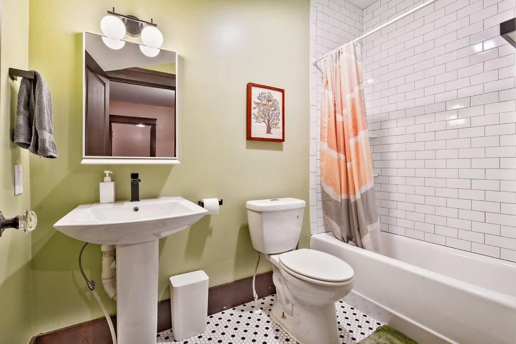 Holiday home Bright In Hip East Walk To 5 Points - Only 2 Miles To Downtown *