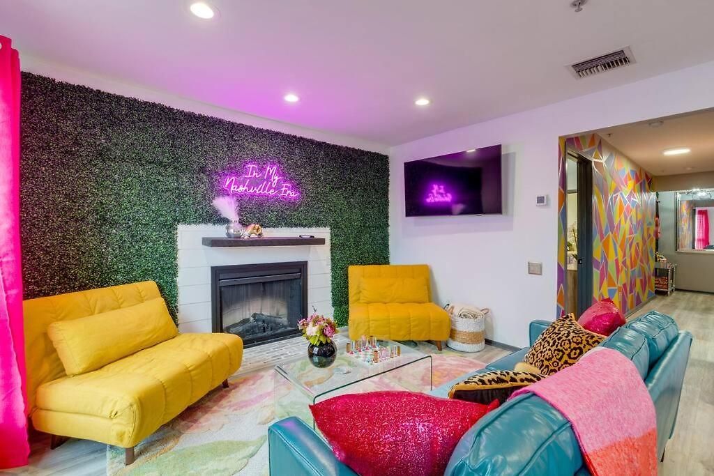 Apartment Vibrant Riverfront 2bd With A Pool