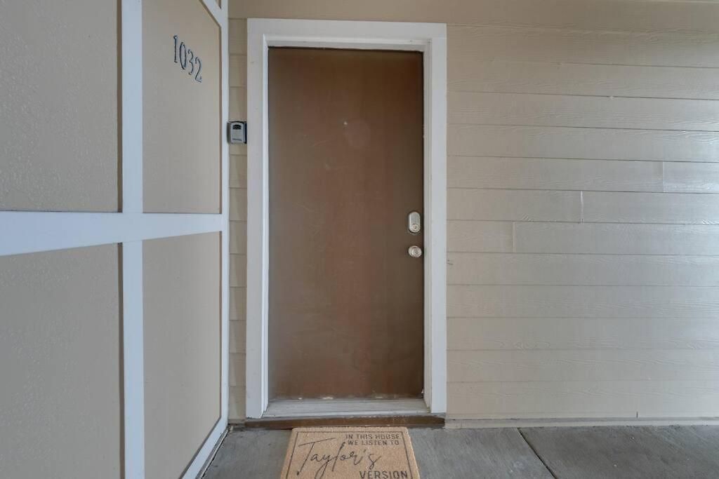 Vibrant Riverfront 2bd With A Pool Apartment *