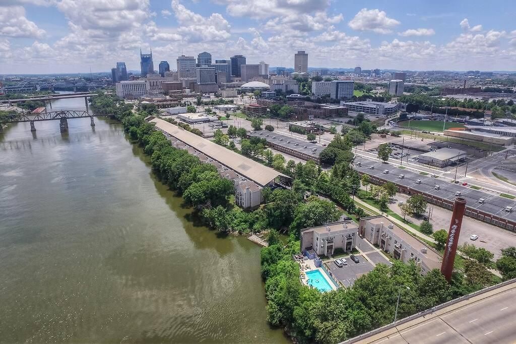 Apartment Vibrant Riverfront 2bd With A Pool