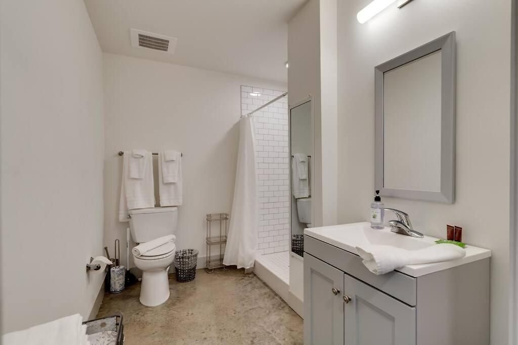 Urban Oasis Spacious King Bed Free Parking *