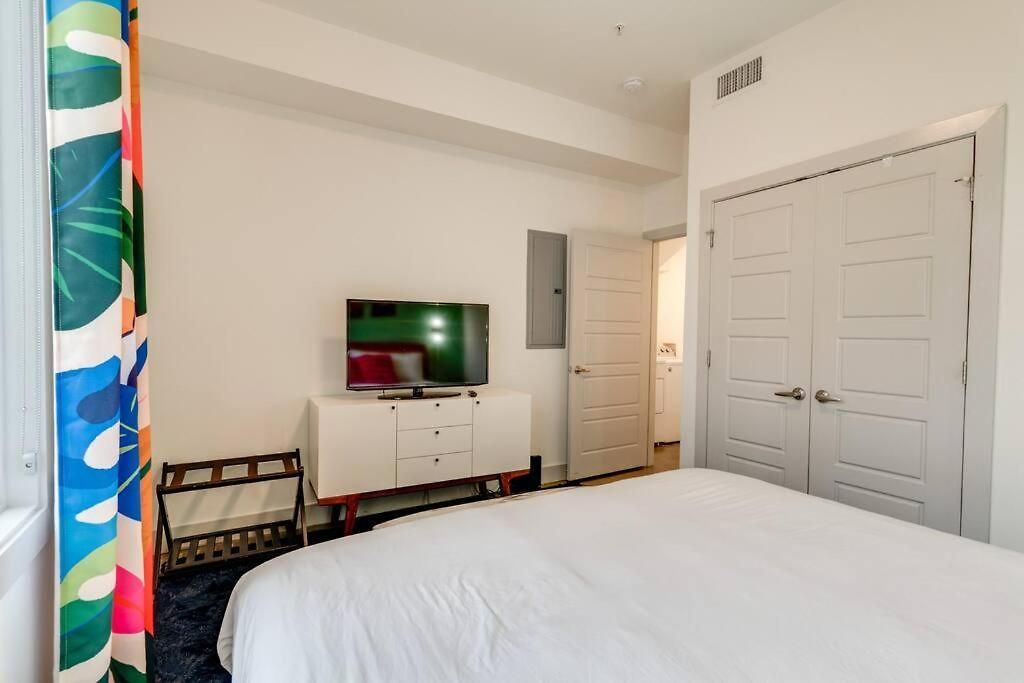 Urban Oasis Spacious King Bed Free Parking *