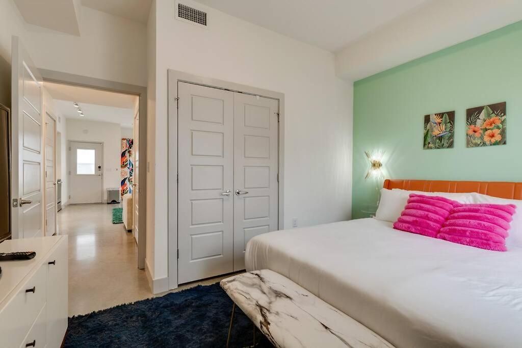 Urban Oasis Spacious King Bed Free Parking Apartment