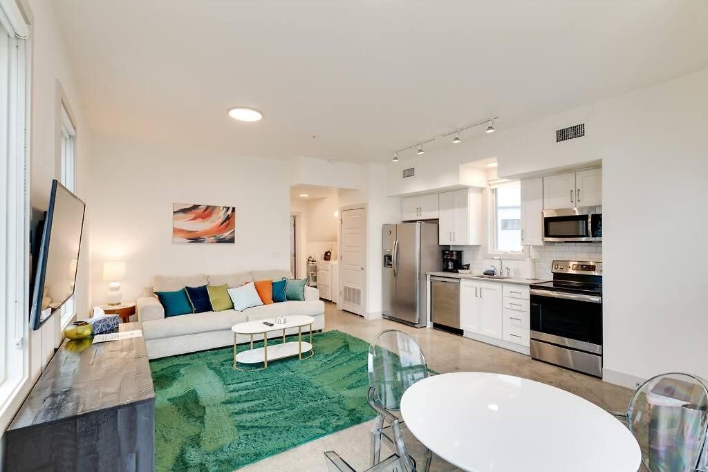 Urban Oasis Spacious King Bed Free Parking *