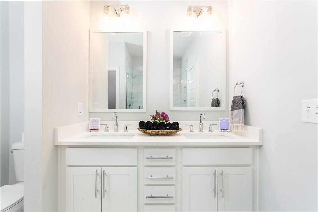 With En-suite Bath, Tv & Blackout Shades Holiday home